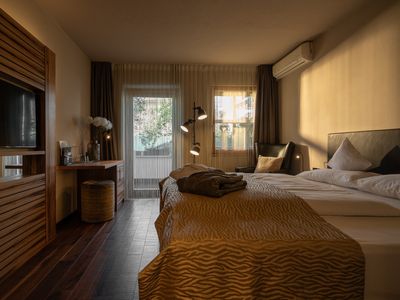 Double rooms - single rooms