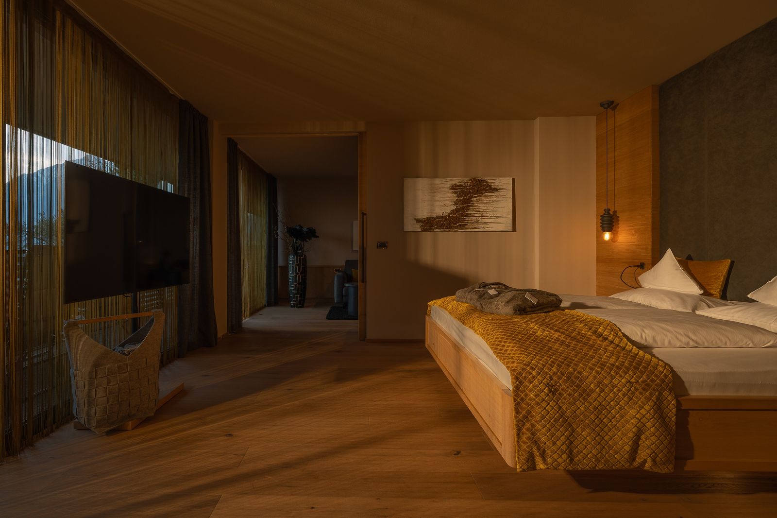 Suite Limone (70 m²) mit Blick in die Weinberge – sonniges Design in leuchtenden Gelbtönen