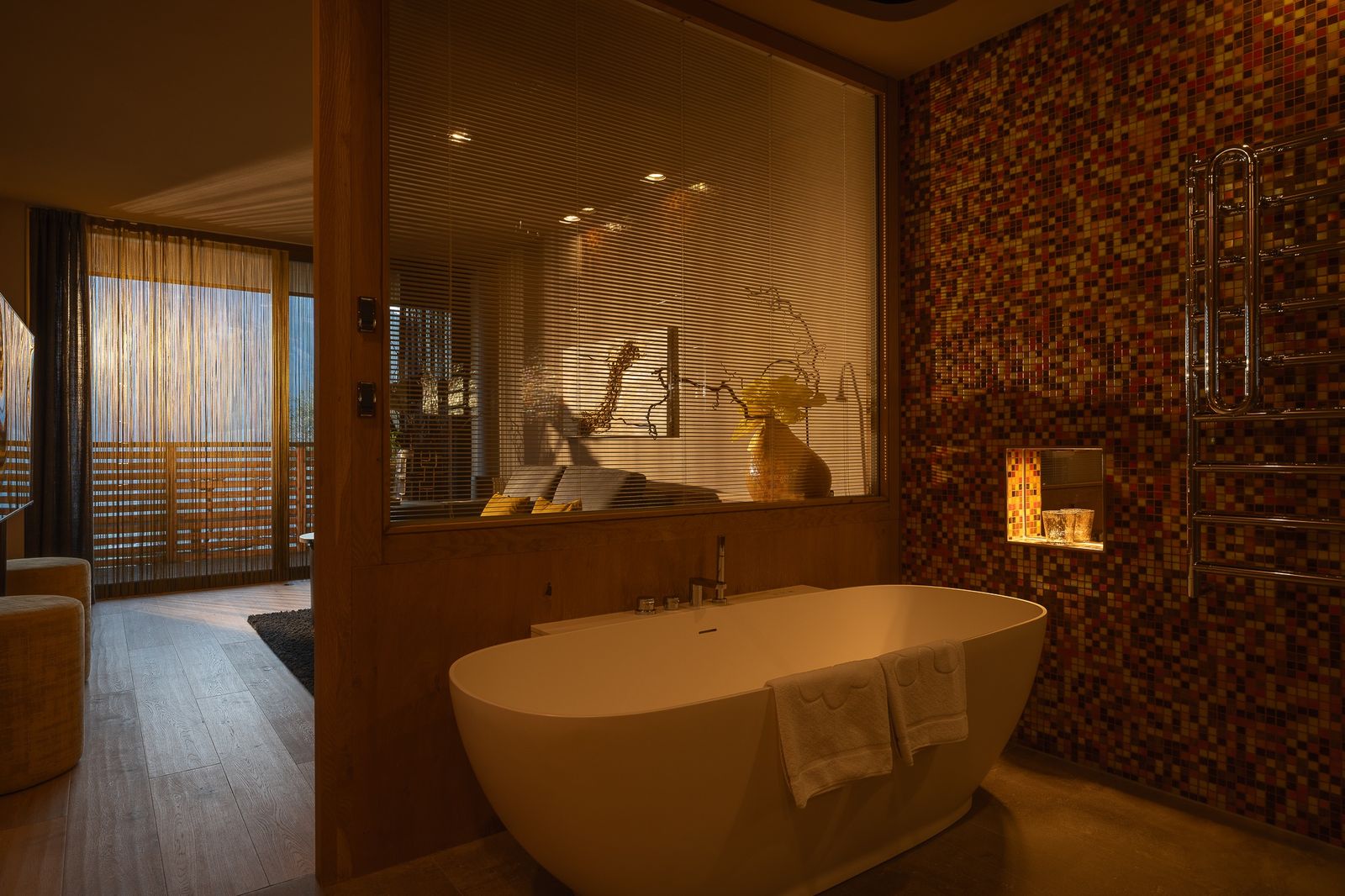 Suite Limone (70 m²) mit Blick in die Weinberge – sonniges Design in leuchtenden Gelbtönen