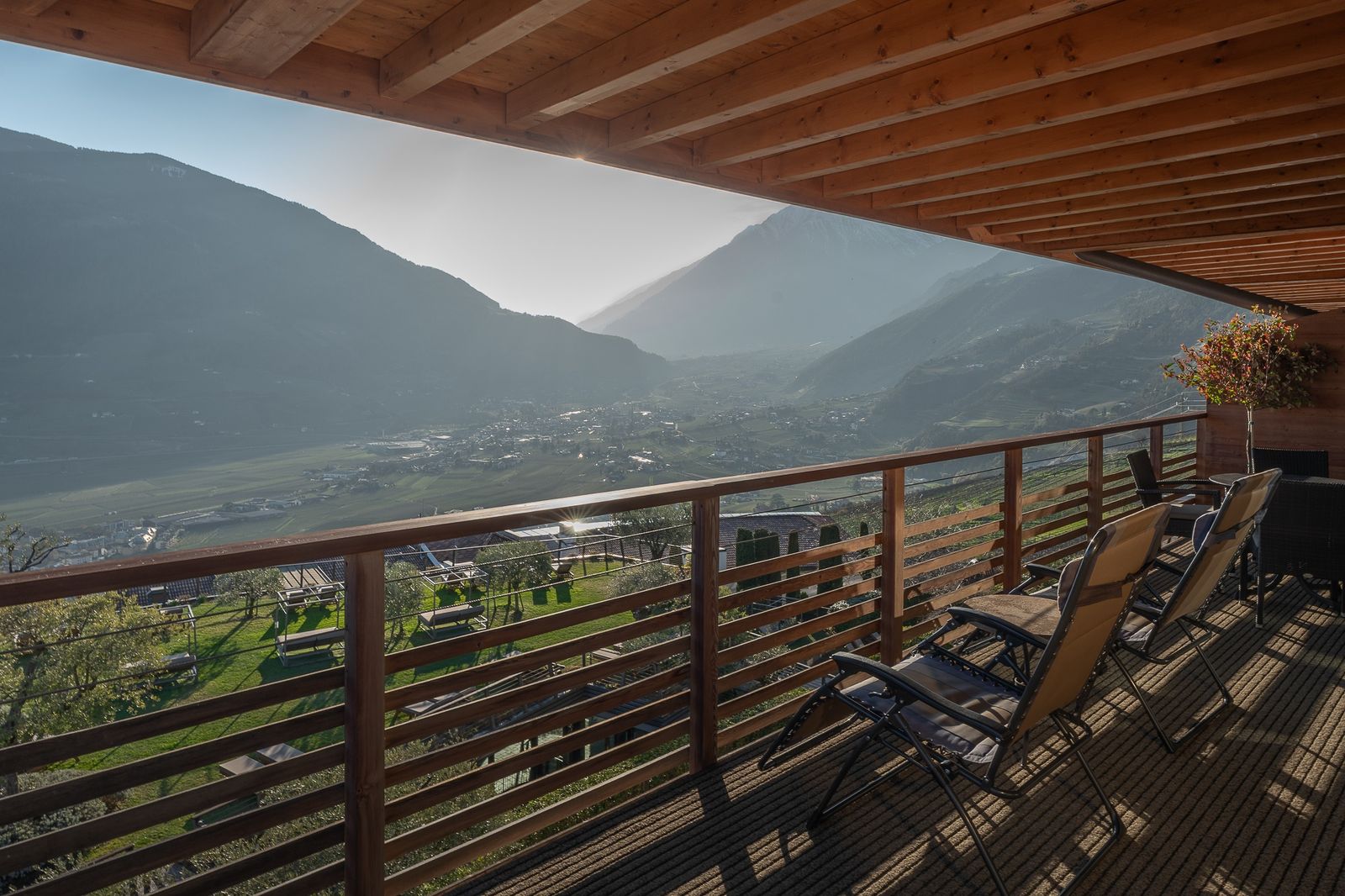 Panorama Suite Villa Luna mit großem Balkon und weitem Ausblick