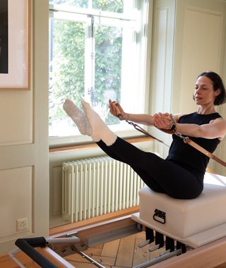 Angebot: Reformer Pilates Retreat - Anfänger - Schwarz