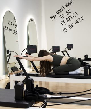 Angebot: Reformer Pilates Summer Reset mit Hannah Kaiser - Schwarz