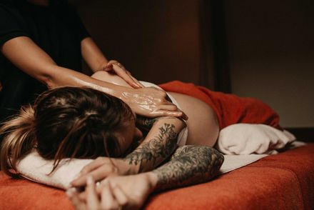 Massagem com óleos aromáticos especial para grávidas
