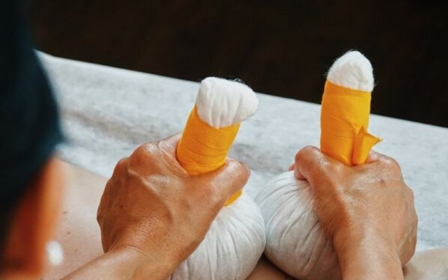 KRÄUTERSTEMPEL-MASSAGE „PANTAI LUAR“ - Rosenalp Gesundheitsresort & SPA