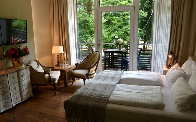 Hotel Zimmer: Waldzimmer mit Balkon inklusive Wellnessgarten und Frühstückbüffet - Hotel Wellnessgarten