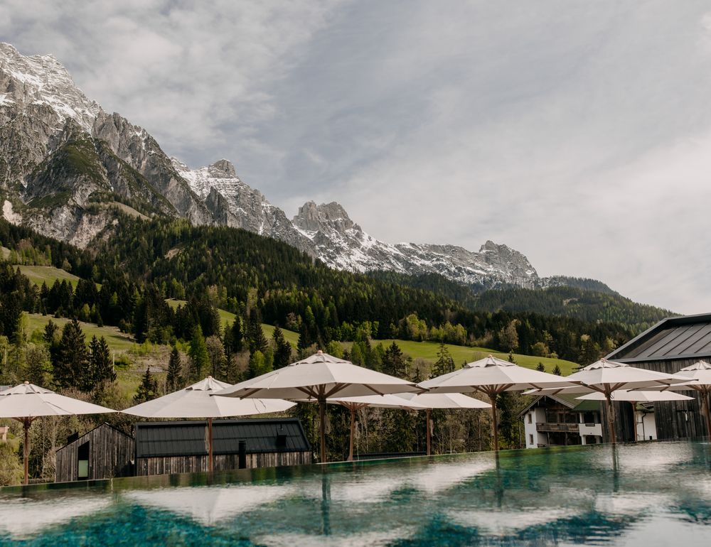 Adults Only – Sportpool im Frühling mit Blick auf die Bergwelt.