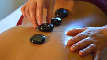 "Massage aux pierres chaudes"