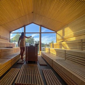 Finnische Panorama-Teichsaune im Eltern-SPA - ULRICHSHOF Nature · Family · Design