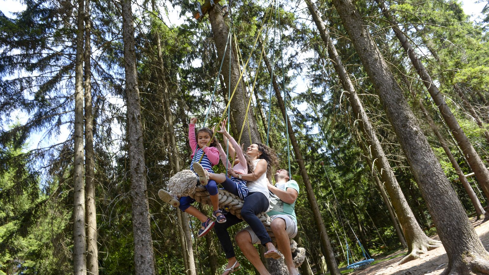 Der Waldspielplatz bietet unzählige Spielmöglichkeiten für die ganze Familie - Familotel Bayerischer Wald ULRICHSHOF Nature · Family · Design
