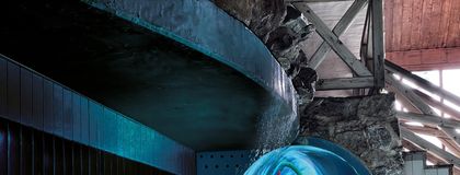 Die 81 Meter lange Röhrenrutsche im Felsen-BAD