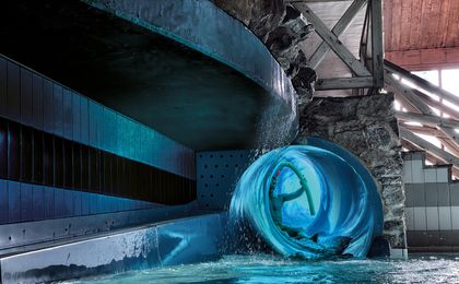 Die 81 Meter lange Röhrenrutsche im Felsen-BAD