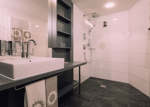 BIO HOTEL Naturhotel Chesa Valisa Familienzimmer Komfort Badezimmer (7/10) - Das Naturhotel Chesa Valisa****s