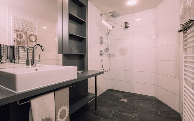 BIO HOTEL Naturhotel Chesa Valisa Familienzimmer Komfort Badezimmer