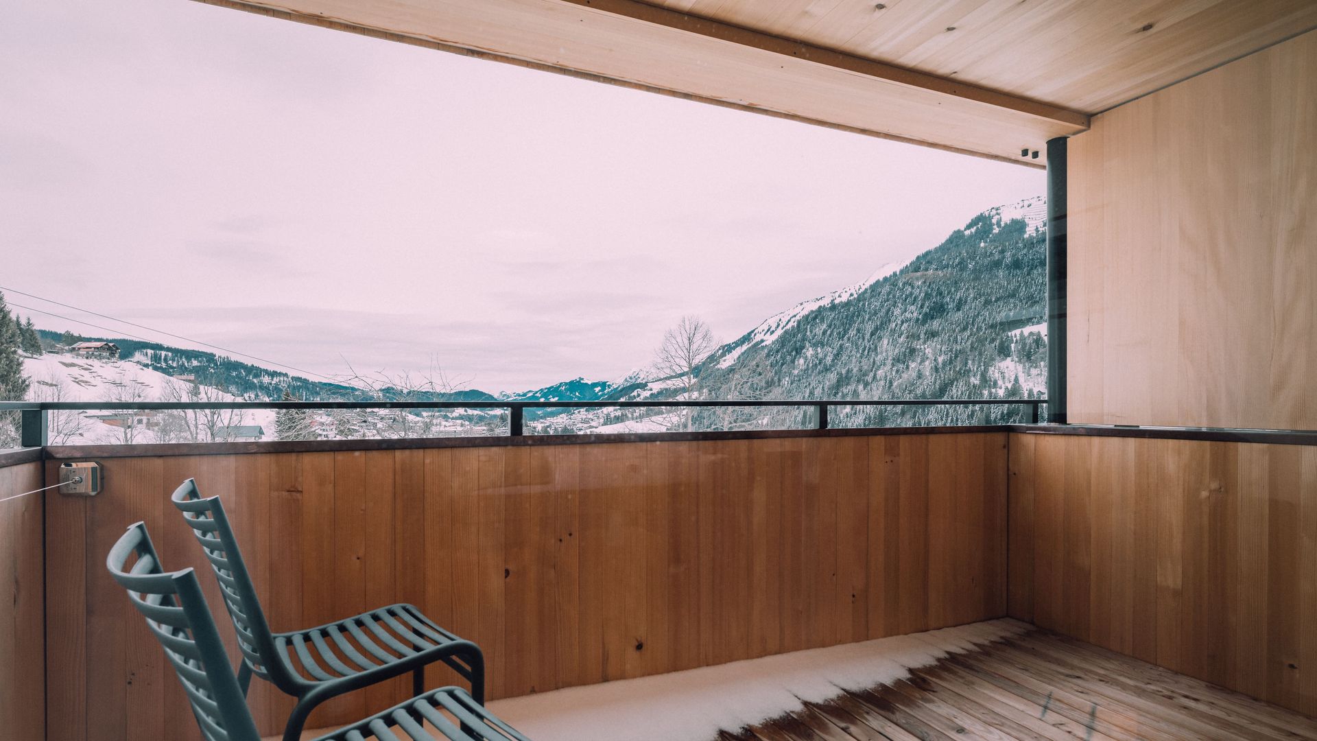BIO HOTEL Naturhotel Chesa Valisa Familienzimmer Komfort Balkon Schnee