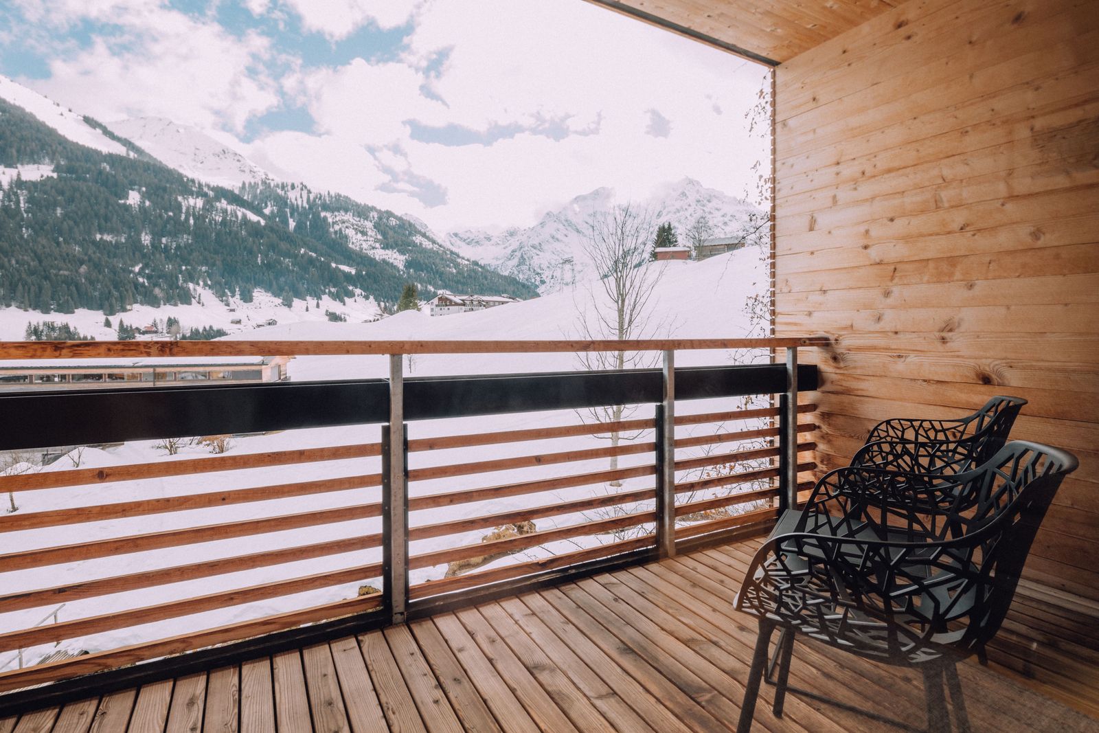 BIO HOTEL Naturhotel Chesa Valisa Familienzimmer Komfort Schnee Balkon