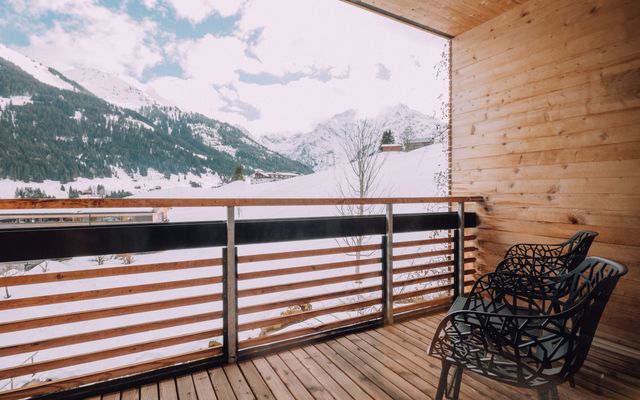 BIO HOTEL Naturhotel Chesa Valisa Familienzimmer Komfort Schnee Balkon