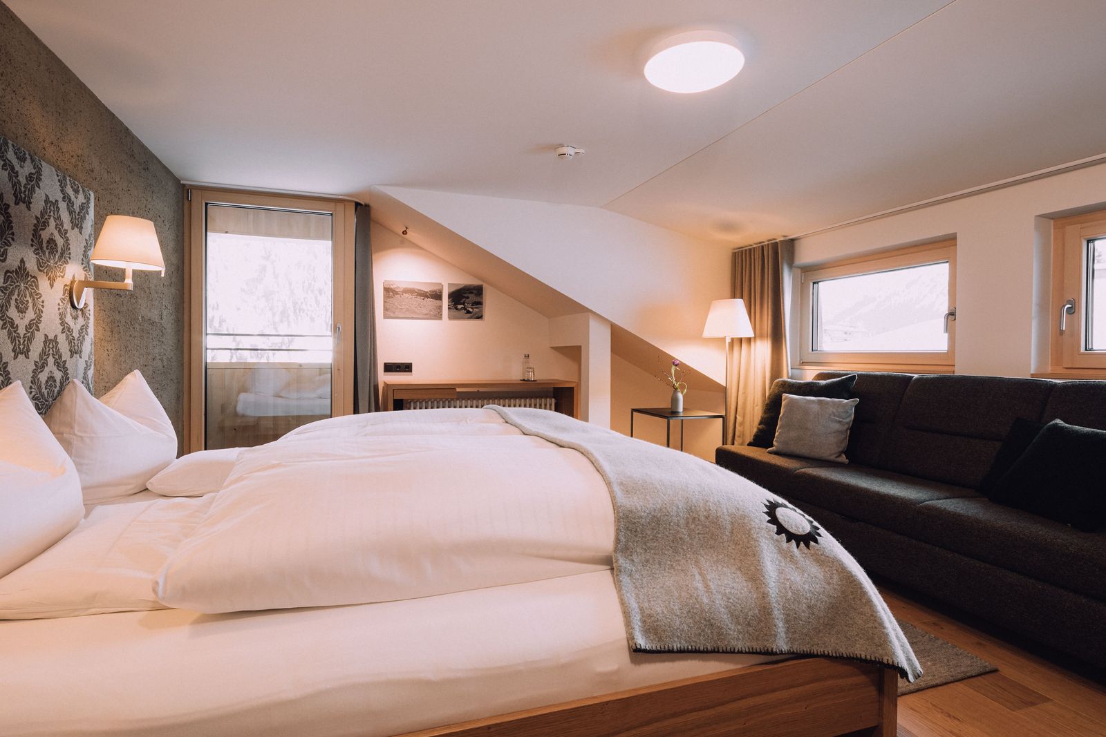 BIO HOTEL Naturhotel Chesa Valisa Zimmer Standard Bett Balkon Sofa