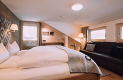 BIO HOTEL Naturhotel Chesa Valisa Zimmer Standard Bett Balkon Sofa (6/7) - Das Naturhotel Chesa Valisa****s