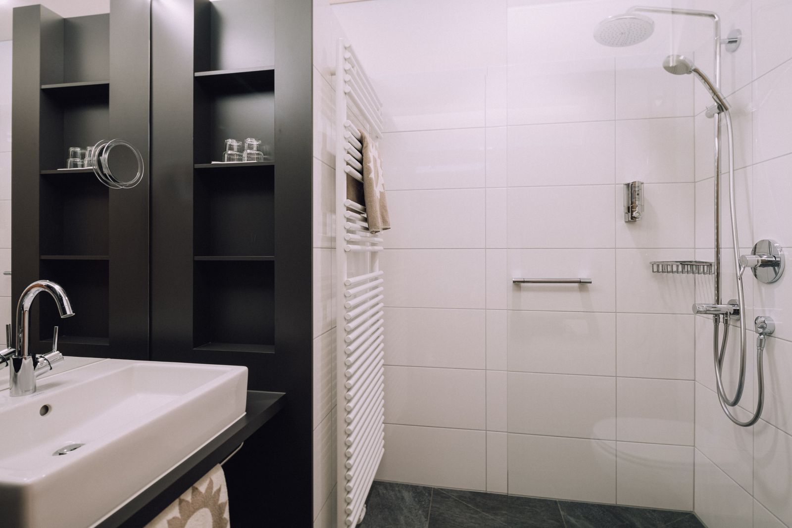 BIO HOTEL Naturhotel Chesa Valisa Zimmer Komfort Badezimmer Dusche