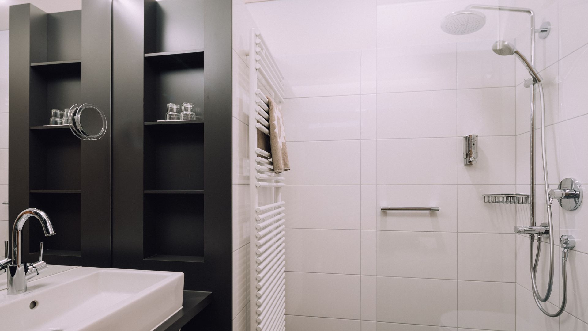 BIO HOTEL Naturhotel Chesa Valisa Zimmer Komfort Badezimmer Dusche