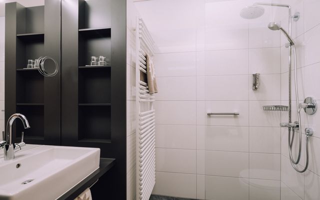 BIO HOTEL Naturhotel Chesa Valisa Zimmer Komfort Badezimmer Dusche