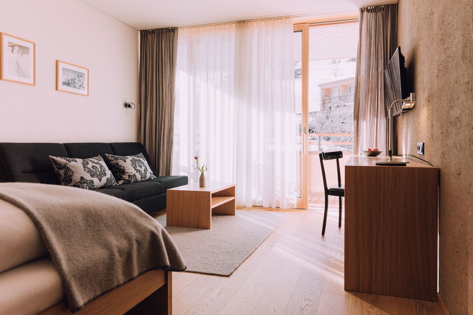 BIO HOTEL Naturhotel Chesa Valisa Zimmer Komfort Sofa Schreibtisch