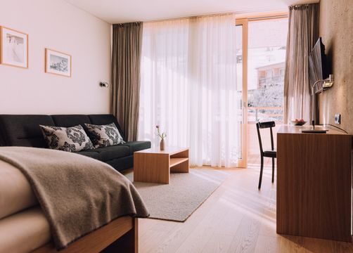 BIO HOTEL Naturhotel Chesa Valisa Zimmer Komfort Sofa Schreibtisch (4/5) - Das Naturhotel Chesa Valisa****s