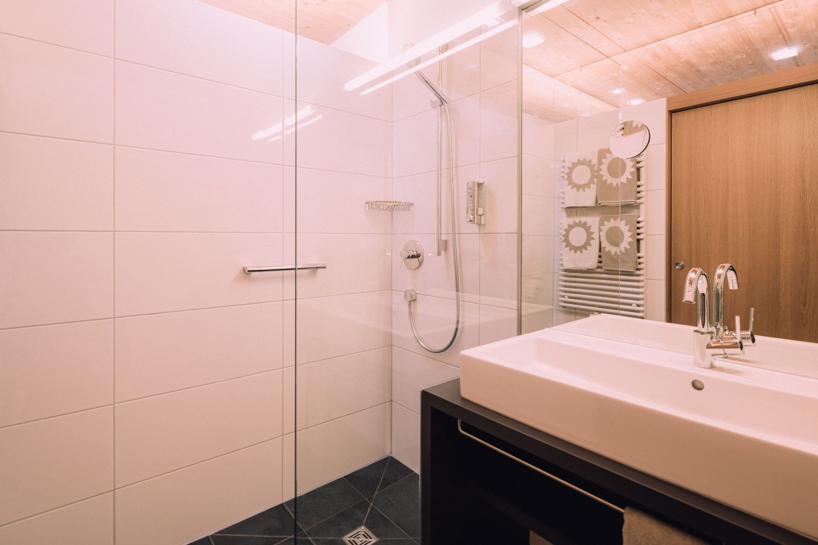 BIO HOTEL Naturhotel Chesa Valisa Zimmer Superior Badezimmer Waschbecken