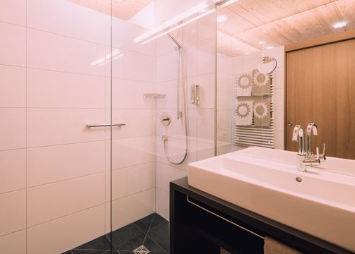 BIO HOTEL Naturhotel Chesa Valisa Zimmer Superior Badezimmer Waschbecken (10/11) - Das Naturhotel Chesa Valisa****s