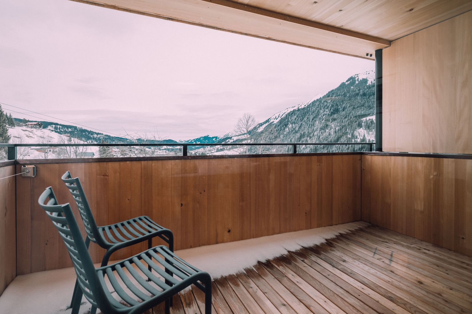 BIO HOTEL Naturhotel Chesa Valisa Zimmer Junior Suite Balkon Schnee