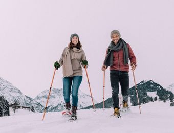 Biohotel Naturhotel Chesa Valisa Schneeschuhwanderung Paar