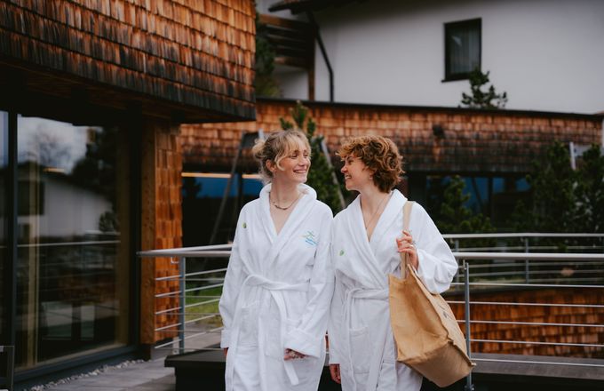 Day spa at Biohotel Eggensberger: girls' getaway on the terrace of the garden spa