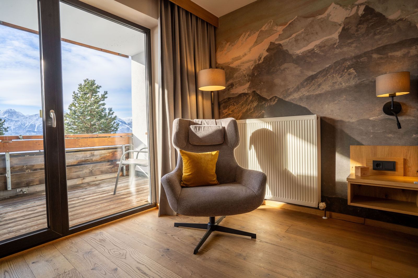 Aussicht aus dem Doppelzimmer Bergblick mit Südbalkon und gemütlichem Lesesessel im Zimmer