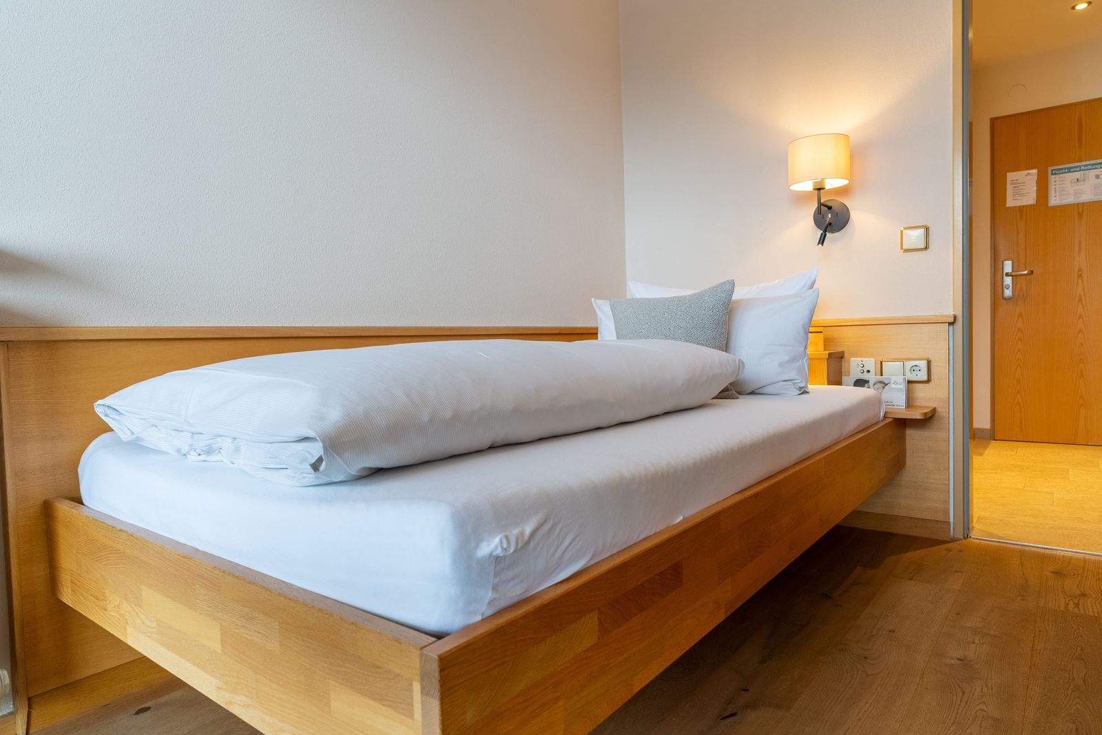 Einzelzimmer-Appartement "Silberdistel": Einzelbett, getrenntem Wohnzimmer Balkon, Dusche, WC