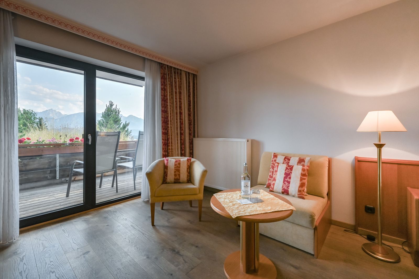 Biohotel Eggensberger Doppelzimmer Economy Bergblick mit Blick auf den Südbalkon mit Aussicht