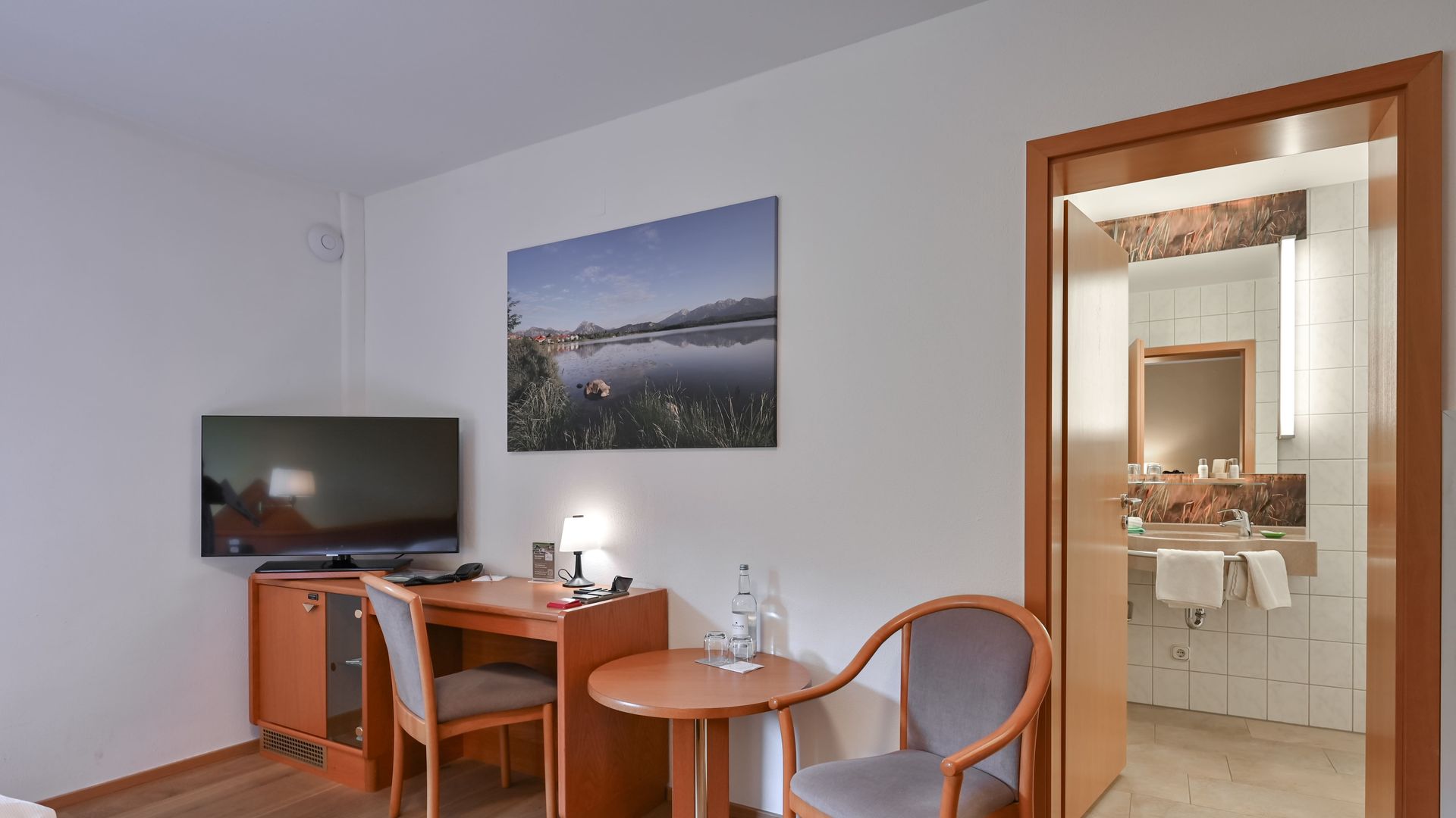 Biohotel Eggensberger Doppelzimmer Basis Almwiese mit Sitzecke und Badezimmer