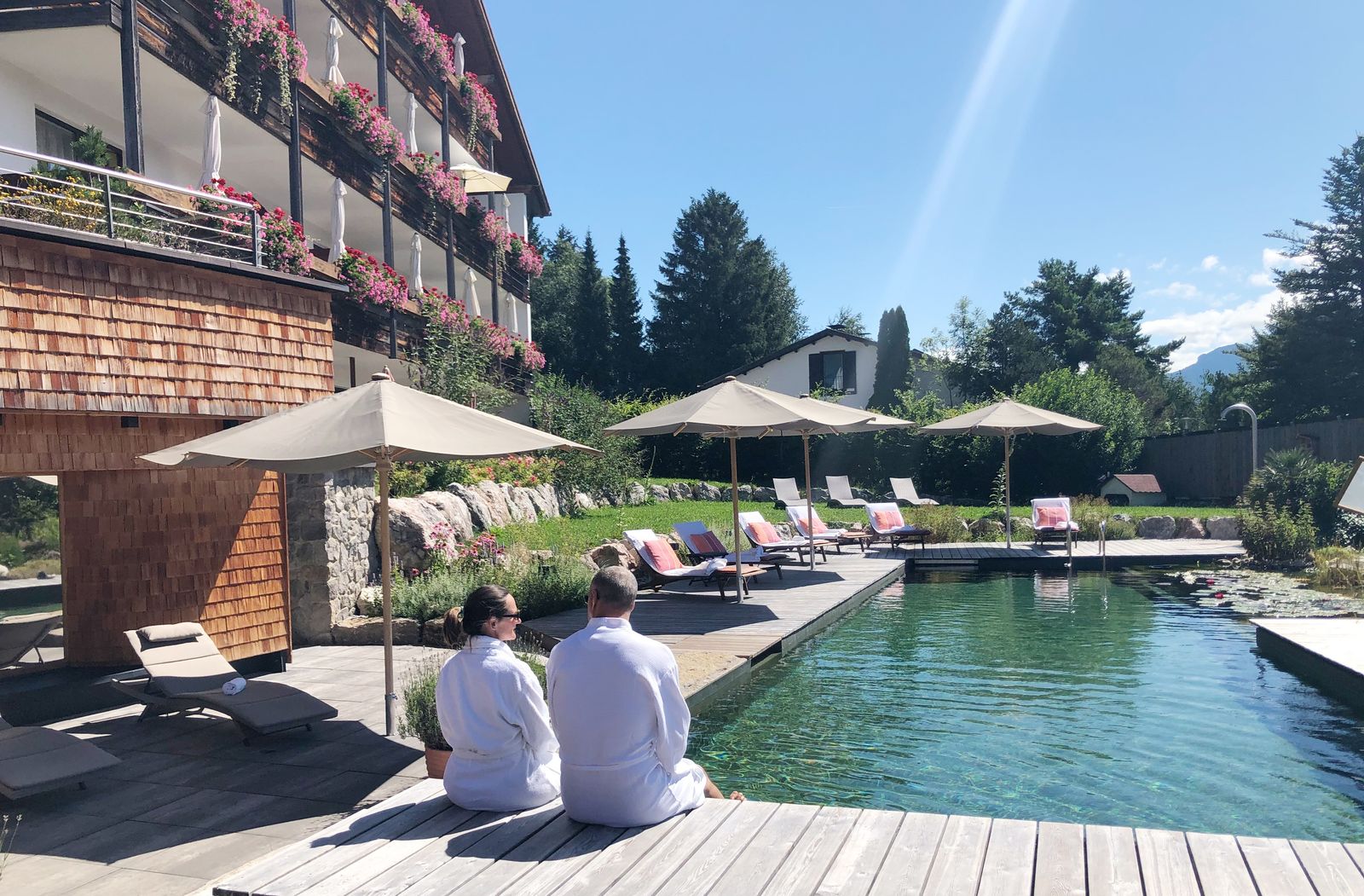 Frühling am Naturpool im Biohotel Eggensberger
