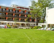 Bio-Thermalhotel Falkenhof: Außenansicht mit Garten - Bio-Thermalhotel Falkenhof, Bad Füssing, Bayerischer Wald, Bayern, Deutschland