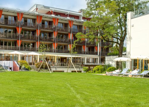 Bio-Thermalhotel Falkenhof: Außenansicht mit Garten - Bio-Thermalhotel Falkenhof, Bad Füssing, Bayern, Deutschland