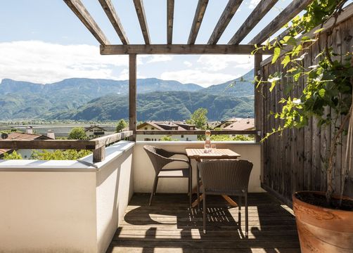 Biohotel theiner's garten: Terasse mit unserer Aussicht - Biorefugium theiner's garten, Gargazon, Meran Umgebung, Trentino-Südtirol, Italien