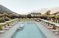 biohotel theiner's garten Pool von oben - Biorefugium theiner's garten, Gargazon, Meran Umgebung, Trentino-Südtirol, Italien