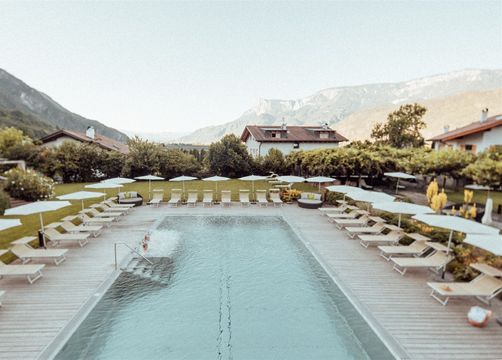 biohotel theiner's garten Pool von oben - Biorefugium theiner's garten, Gargazon, Meran Umgebung, Trentino-Südtirol, Italien