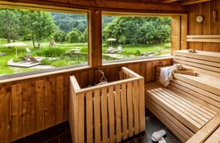 Tauber's Bio-Vitalhotel: Sauna mit Ausblick in die Natur - Tauber's Bio-Vitalhotel, St. Sigmund, Pustertal, Trentino-Südtirol, Italien