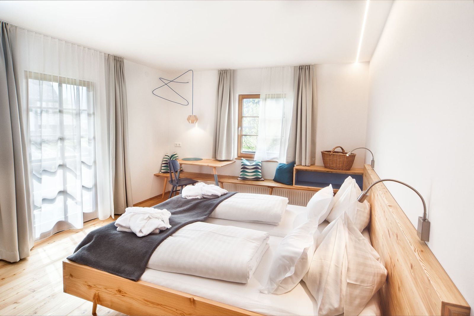 Doppelzimmer im Blockhaus mit Balkon und Seeblick Nr. 12 image 1 - Biohotel Gralhof
