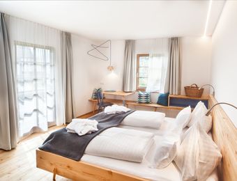  Doppelzimmer im Blockhaus mit Balkon und Seeblick Nr. 12 - Biohotel Gralhof