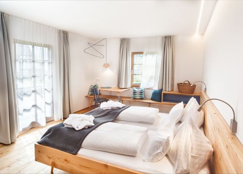 Double room in the log cabin with balcony and lake view No. 12 (1/2) - Biohotel Gralhof