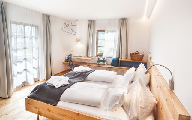 Accommodation Room/Apartment/Chalet: Double room in the log cabin with balcony and lake view No. 12