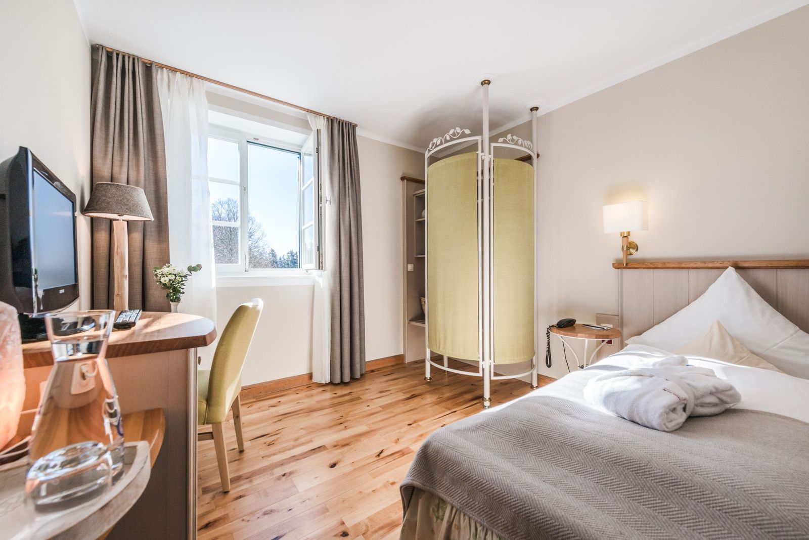 Naturgesund-Einzelzimmer mit Gartenblick image 1 - Das Biohotel am Starnberger See Schlossgut Oberambach 