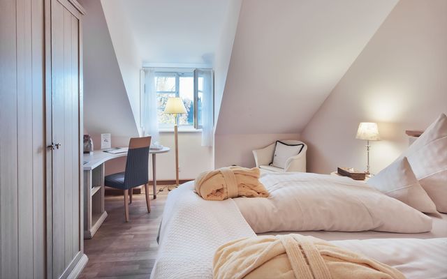 Naturally healthy double room with garden view image 9 - Das Biohotel am Starnberger See Schlossgut Oberambach 