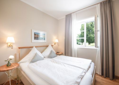 Small double room with garden view (4/4) - Schlossgut Oberambach 